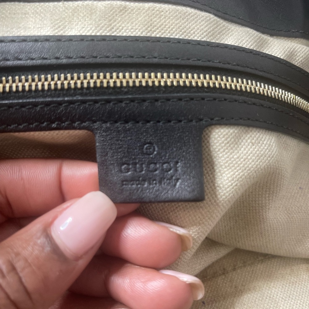 Gucci shoulder bag. Black with duster bag.